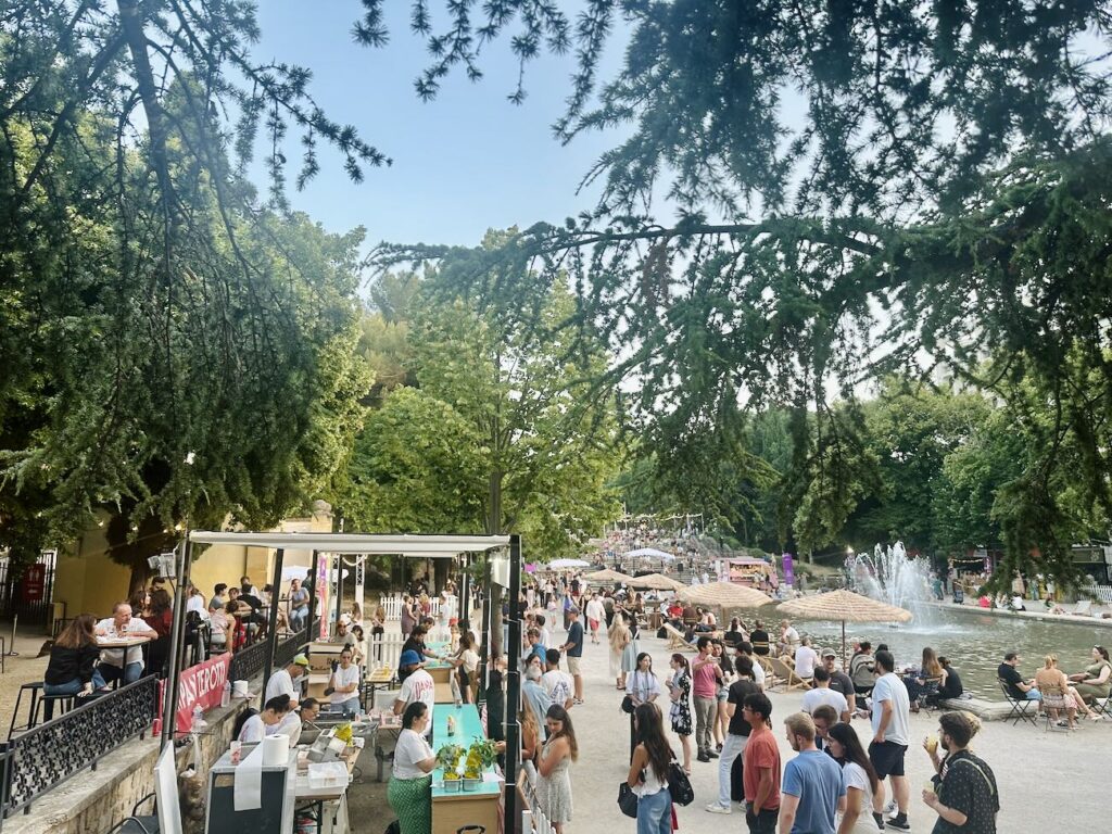 Le Street Food Festival revient au Parc Jourdan à Aix-en-Provence après le succès de sa première édition. Pendant trois soirées, chefs, food trucks, producteurs locaux et DJ sets transforment le parc en grand village gourmand et festif à ciel ouvert (stands)