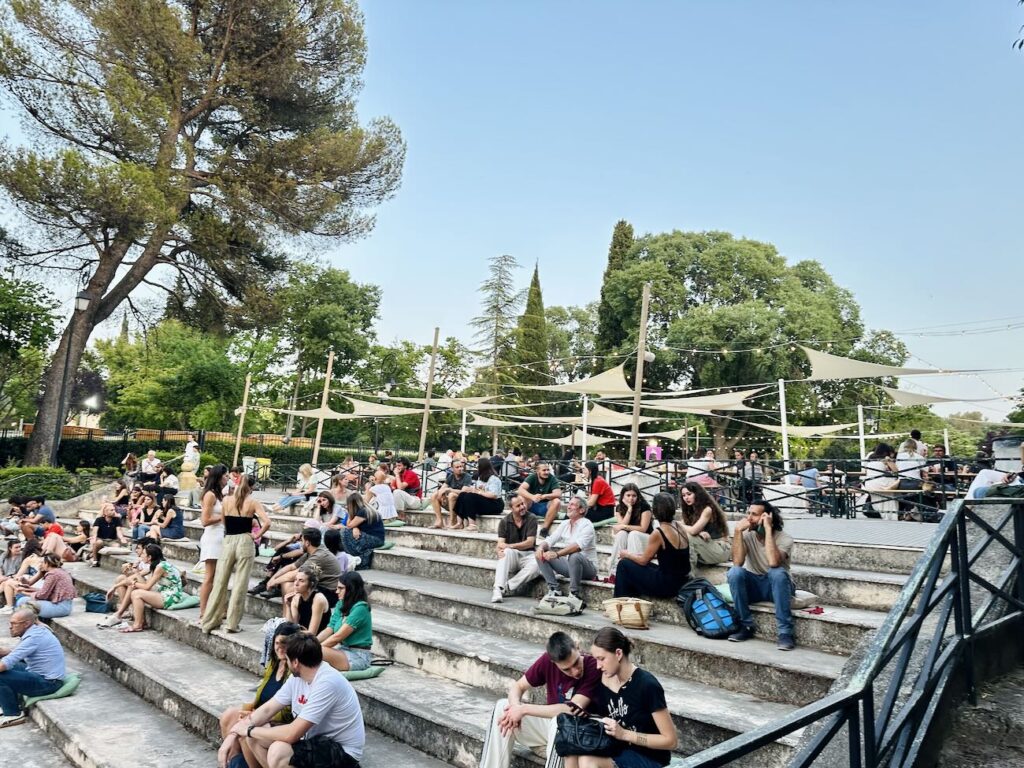 Le Street Food Festival revient au Parc Jourdan à Aix-en-Provence après le succès de sa première édition. Pendant trois soirées, chefs, food trucks, producteurs locaux et DJ sets transforment le parc en grand village gourmand et festif à ciel ouvert (Marches)