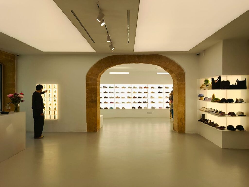 Concept store mode pour homme et femme à Aix-en-Provence, Family 3.0 propose des pièces de prêt-à-porter, des accessoires et des sneakers, dans une boutique spacieuse et stylée (boutique)