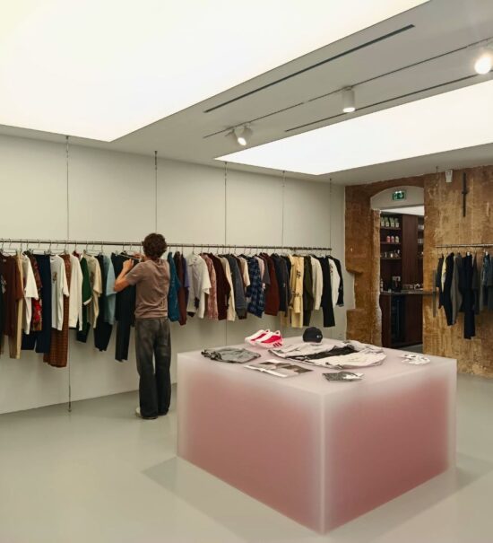 Concept store mode pour homme et femme à Aix-en-Provence, Family 3.0 propose des pièces de prêt-à-porter, des accessoires et des sneakers, dans une boutique spacieuse et stylée (intérieur 2)
