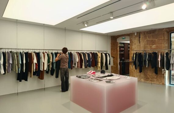 Concept store mode pour homme et femme à Aix-en-Provence, Family 3.0 propose des pièces de prêt-à-porter, des accessoires et des sneakers, dans une boutique spacieuse et stylée (intérieur 2)