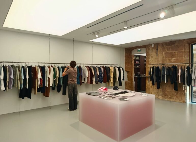 Concept store mode pour homme et femme à Aix-en-Provence, Family 3.0 propose des pièces de prêt-à-porter, des accessoires et des sneakers, dans une boutique spacieuse et stylée (intérieur 2)
