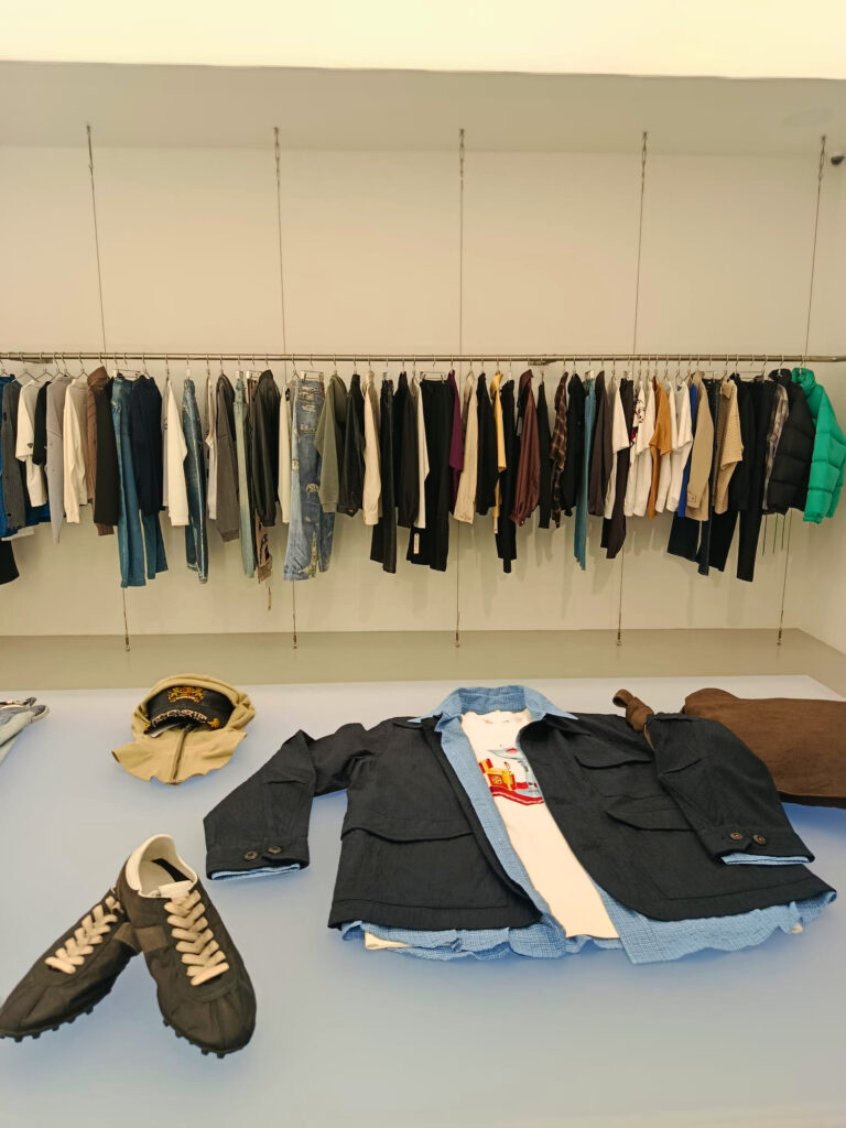 Concept store mode pour homme et femme à Aix-en-Provence, Family 3.0 propose des pièces de prêt-à-porter, des accessoires et des sneakers, dans une boutique spacieuse et stylée (portants)