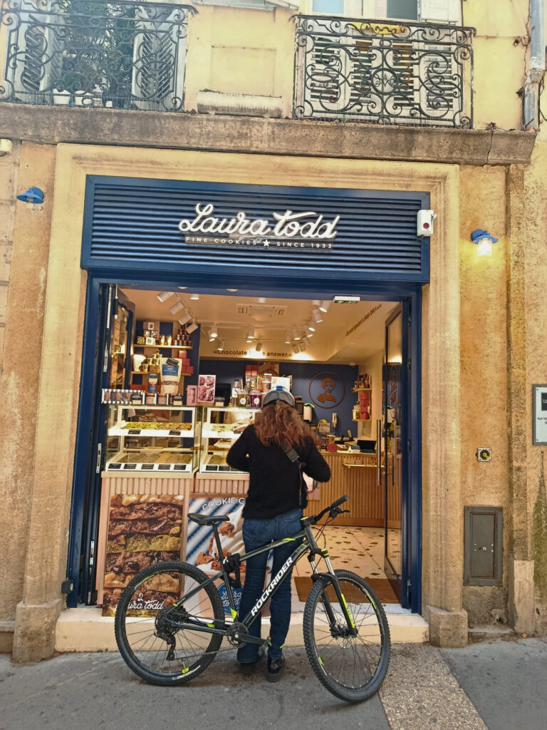 Laura Todd, c’est l’institution du cookie mi-cuit, artisanal et sophistiqué. Cette pâtisserie de renom fait son retour en plein cœur d’Aix-en-Provence avec ses recettes iconiques (cliente)