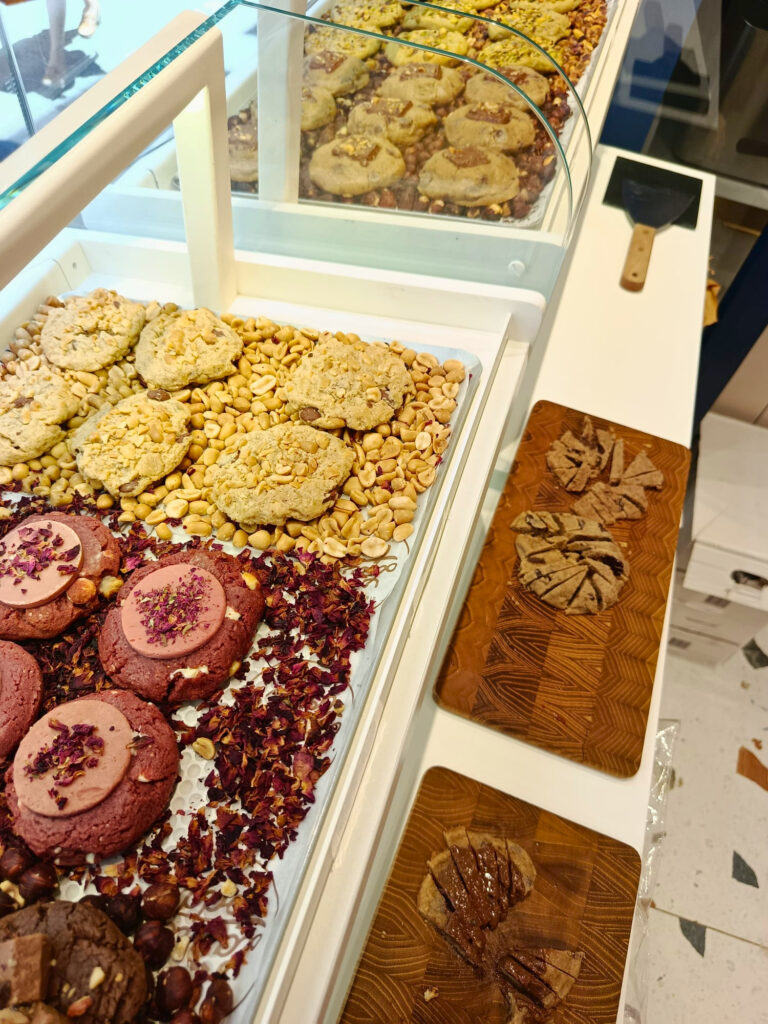 Laura Todd, c’est l’institution du cookie mi-cuit, artisanal et sophistiqué. Cette pâtisserie de renom fait son retour en plein cœur d’Aix-en-Provence avec ses recettes iconiques (présentoir)