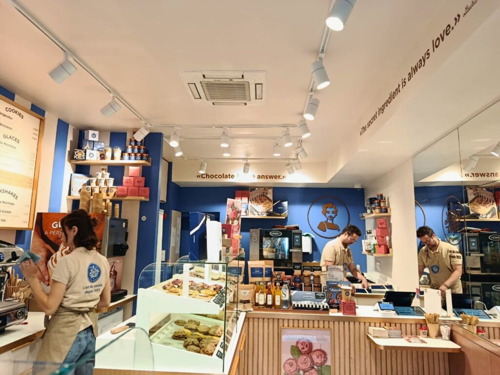 Laura Todd, c’est l’institution du cookie mi-cuit, artisanal et sophistiqué. Cette pâtisserie de renom fait son retour en plein cœur d’Aix-en-Provence avec ses recettes iconiques (intérieur)