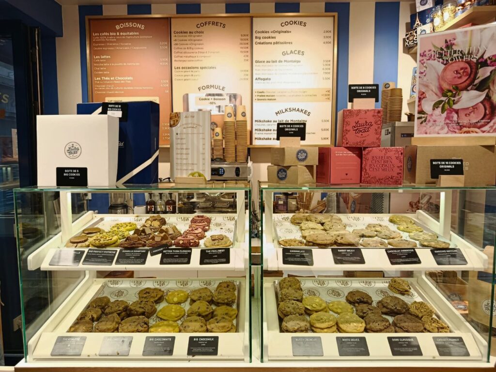Laura Todd, c’est l’institution du cookie mi-cuit, artisanal et sophistiqué. Cette pâtisserie de renom fait son retour en plein cœur d’Aix-en-Provence avec ses recettes iconiques (vitrine)