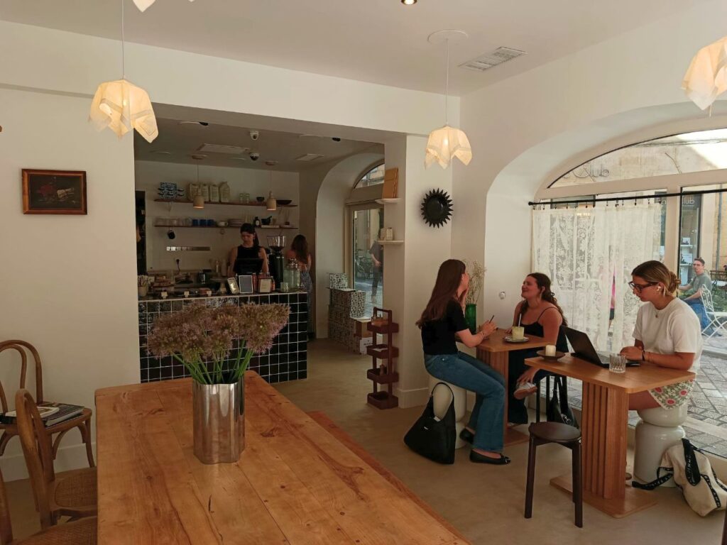 À Aix, Saudade est un coffee-shop lumineux, version méditerranée. On y sirote toute une variété de latte parfumés. En bonus ? Des pâtisseries maison d'exception (intérieur)