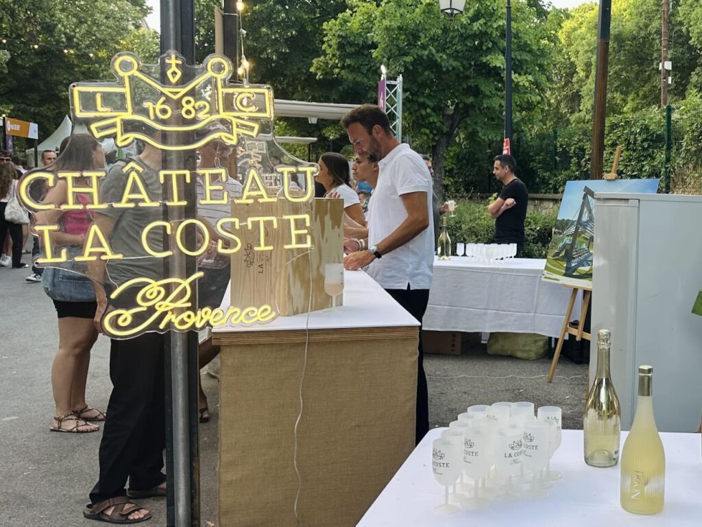 Le Street Food Festival revient au Parc Jourdan à Aix-en-Provence après le succès de sa première édition. Pendant trois soirées, chefs, food trucks, producteurs locaux et DJ sets transforment le parc en grand village gourmand et festif à ciel ouvert (vins)