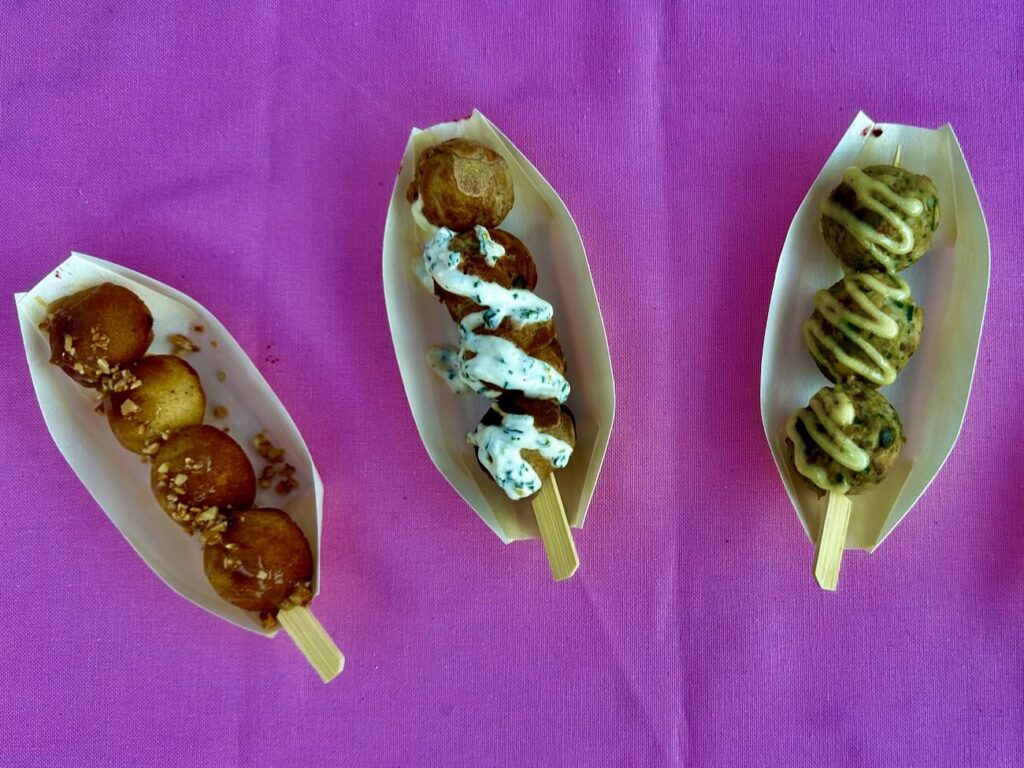 Le Street Food Festival revient au Parc Jourdan à Aix-en-Provence après le succès de sa première édition. Pendant trois soirées, chefs, food trucks, producteurs locaux et DJ sets transforment le parc en grand village gourmand et festif à ciel ouvert (brochettes))