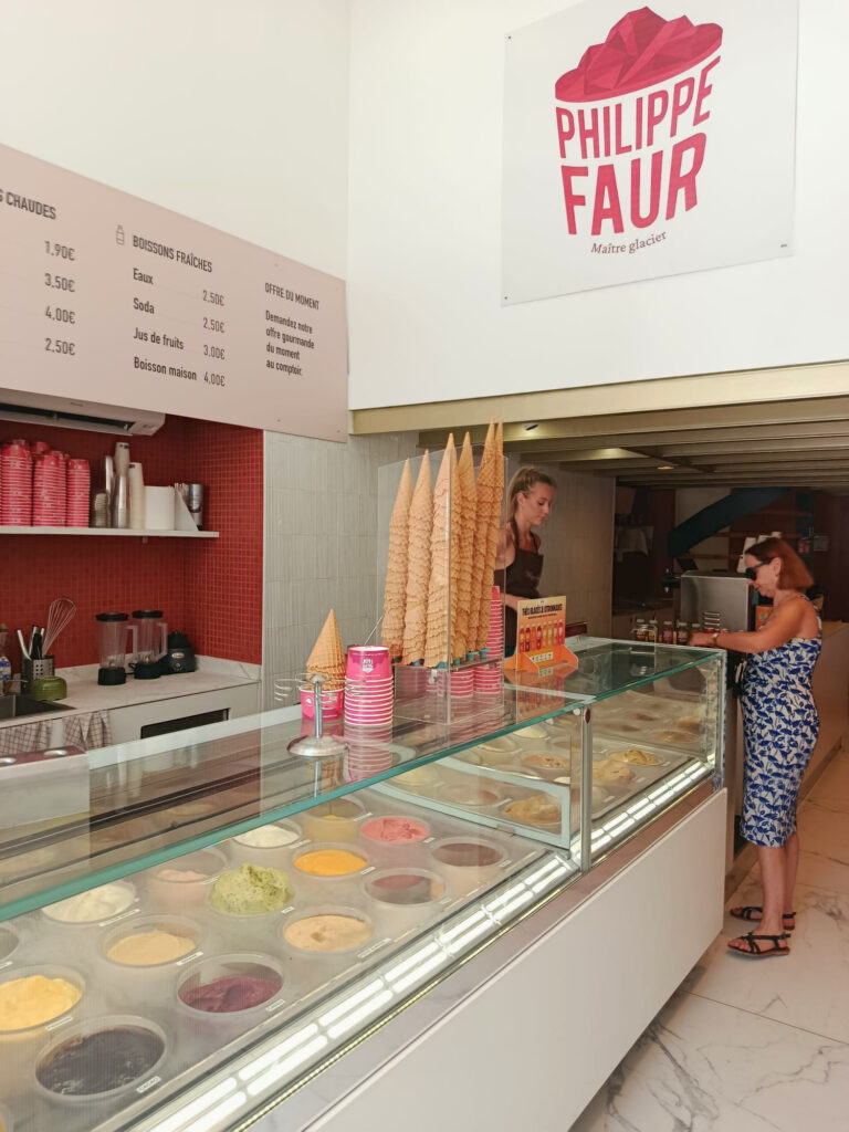 Philippe Faur est un glacier artisanal situé sur le cours Mirabeau, à Aix-en-Provence. Ses parfums classiques, et inspirés des saveurs du Sud, sont d'une qualité et d'une fraîcheur inégalées (cliente)