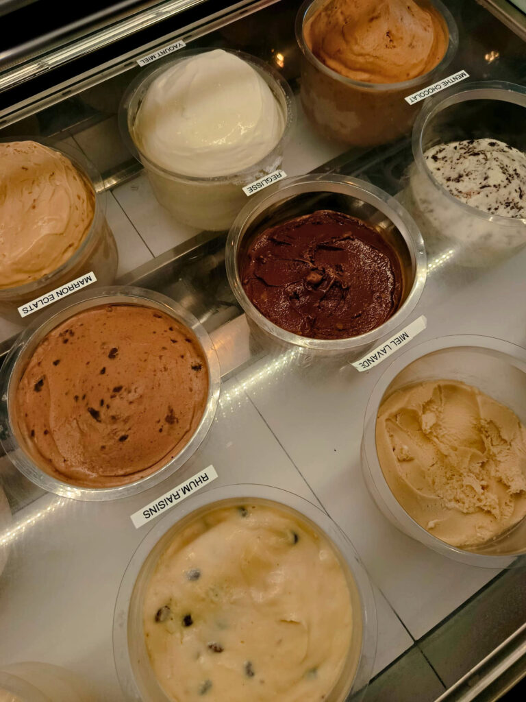 Philippe Faur est un glacier artisanal situé sur le cours Mirabeau, à Aix-en-Provence. Ses parfums classiques, et inspirés des saveurs du Sud, sont d'une qualité et d'une fraîcheur inégalées (vitrine)