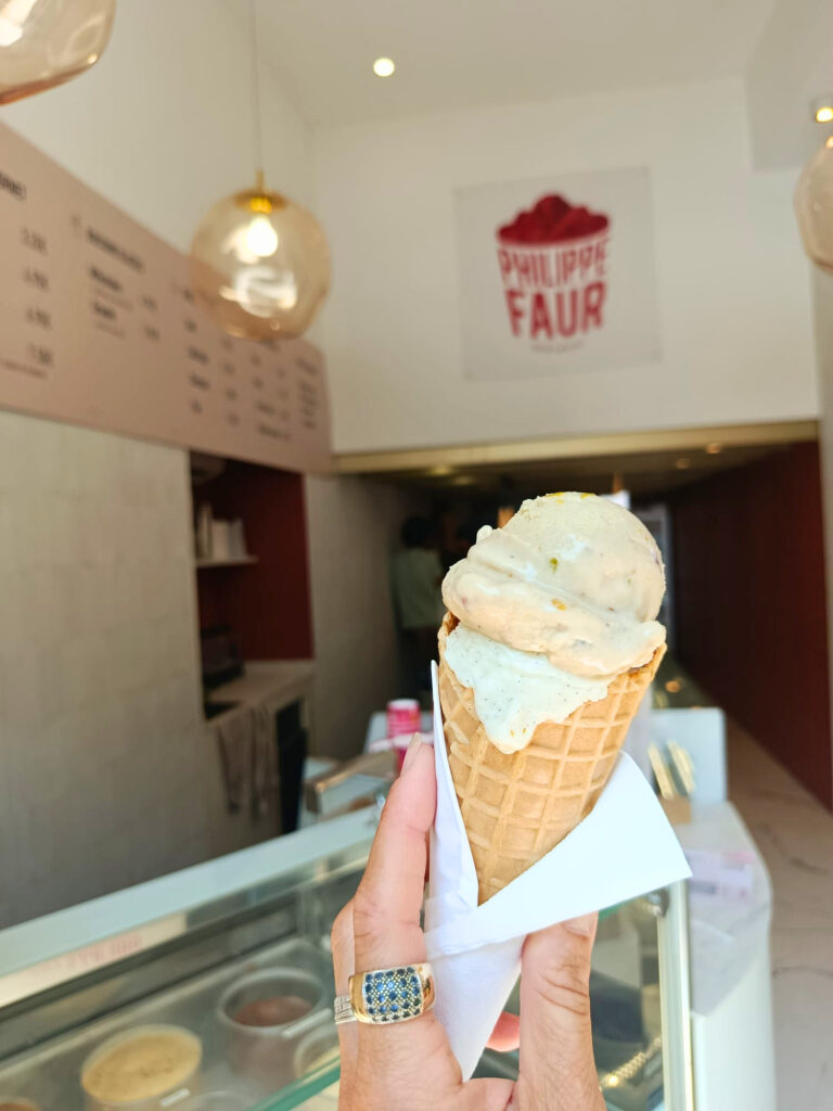 Philippe Faur est un glacier artisanal situé sur le cours Mirabeau, à Aix-en-Provence. Ses parfums classiques, et inspirés des saveurs du Sud, sont d'une qualité et d'une fraîcheur inégalées (cornet vanille)