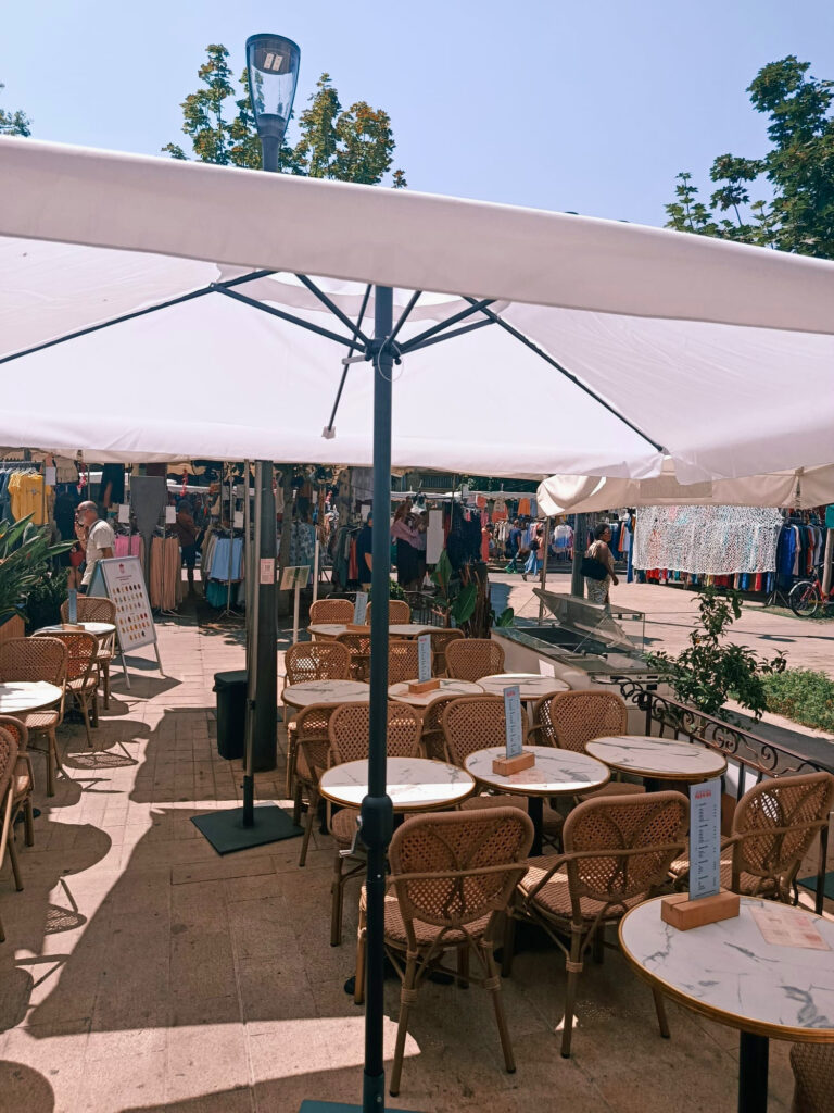 Philippe Faur est un glacier artisanal situé sur le cours Mirabeau, à Aix-en-Provence. Ses parfums classiques, et inspirés des saveurs du Sud, sont d'une qualité et d'une fraîcheur inégalées (terrasse)