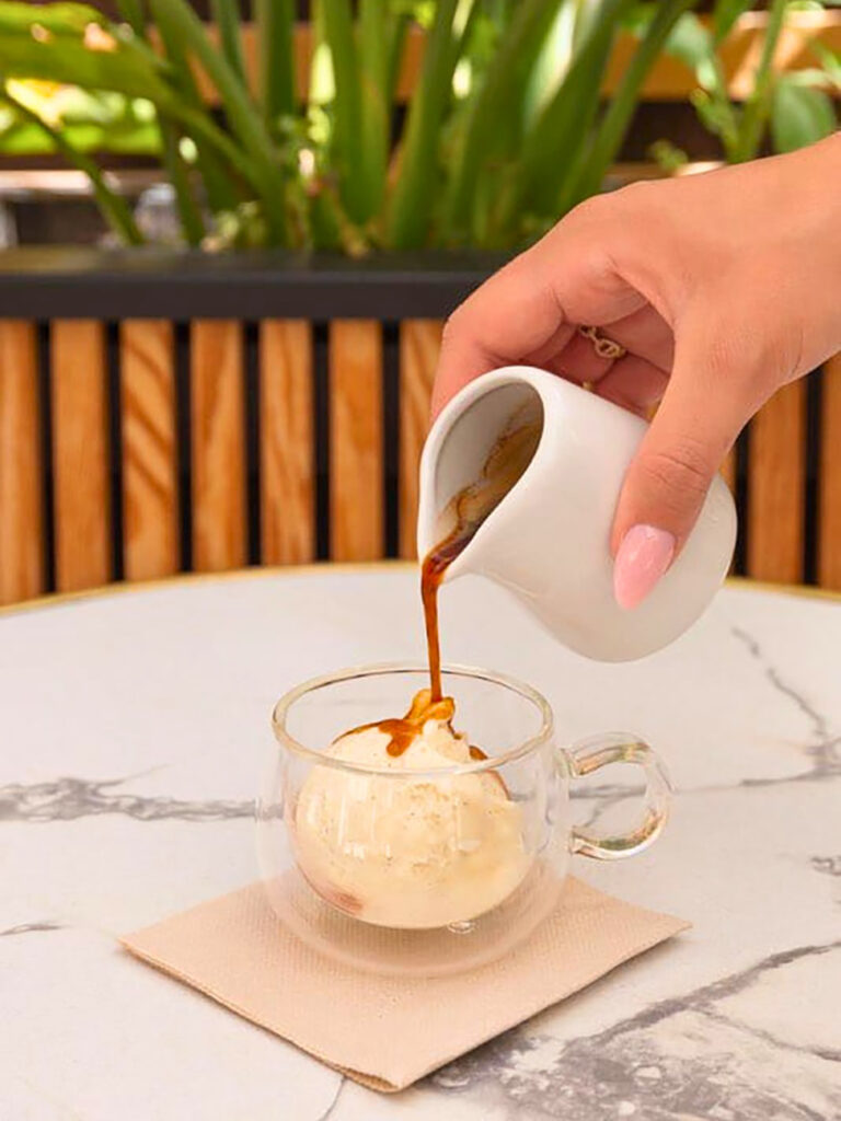 Philippe Faur est un glacier artisanal situé sur le cours Mirabeau, à Aix-en-Provence. Ses parfums classiques, et inspirés des saveurs du Sud, sont d'une qualité et d'une fraîcheur inégalées (affogato)