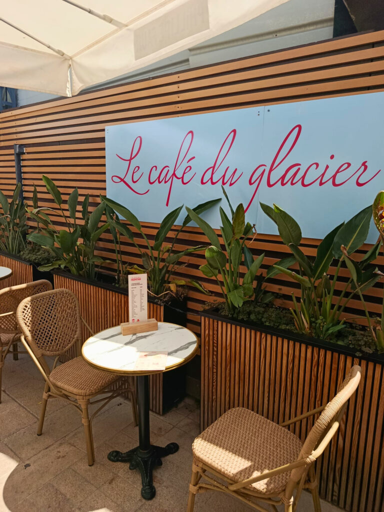 Philippe Faur est un glacier artisanal situé sur le cours Mirabeau, à Aix-en-Provence. Ses parfums classiques, et inspirés des saveurs du Sud, sont d'une qualité et d'une fraîcheur inégalées (café)
