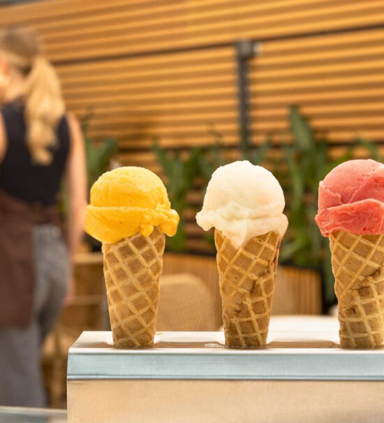 Philippe Faur est un glacier artisanal situé sur le cours Mirabeau, à Aix-en-Provence. Ses parfums classiques, et inspirés des saveurs du Sud, sont d'une qualité et d'une fraîcheur inégalées (sorbets)