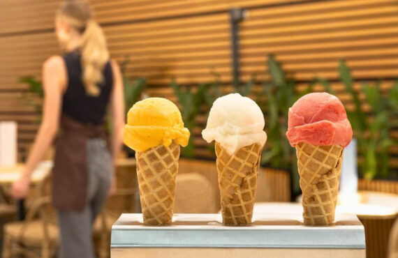 Philippe Faur est un glacier artisanal situé sur le cours Mirabeau, à Aix-en-Provence. Ses parfums classiques, et inspirés des saveurs du Sud, sont d'une qualité et d'une fraîcheur inégalées (sorbets)