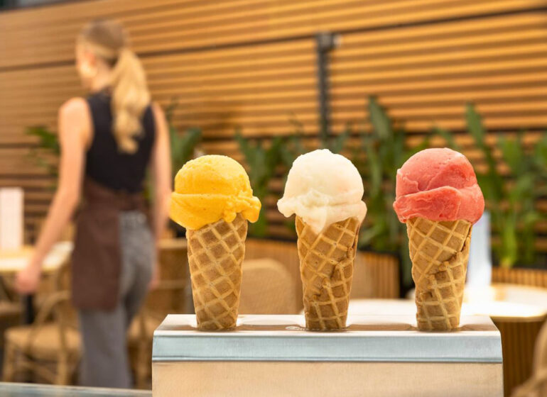 Philippe Faur est un glacier artisanal situé sur le cours Mirabeau, à Aix-en-Provence. Ses parfums classiques, et inspirés des saveurs du Sud, sont d'une qualité et d'une fraîcheur inégalées (sorbets)