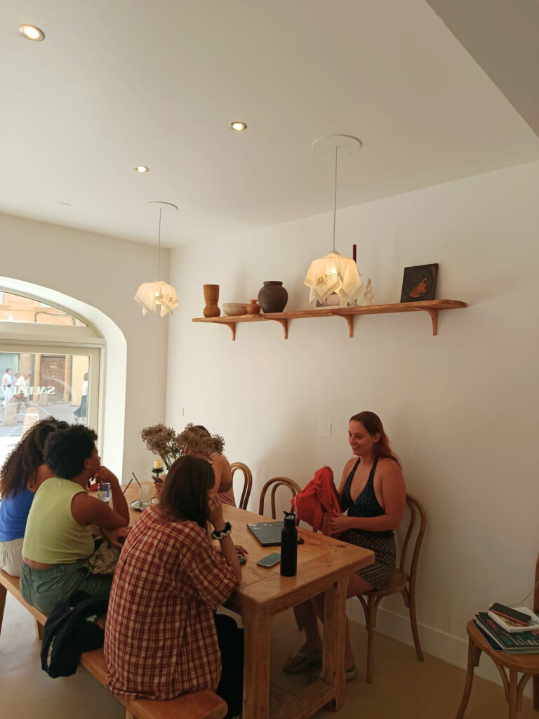 À Aix, Saudade est un coffee-shop lumineux, version méditerranée. On y sirote toute une variété de latte parfumés. En bonus ? Des pâtisseries maison d'exception (clientes)