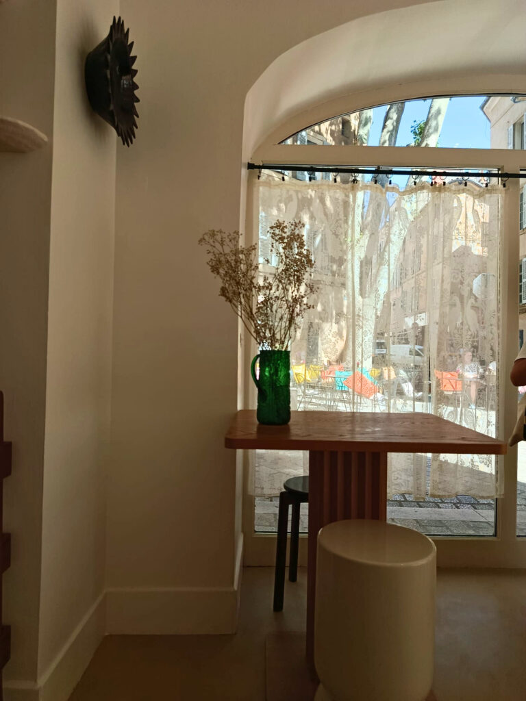 À Aix, Saudade est un coffee-shop lumineux, version méditerranée. On y sirote toute une variété de latte parfumés. En bonus ? Des pâtisseries maison d'exception (vitre)