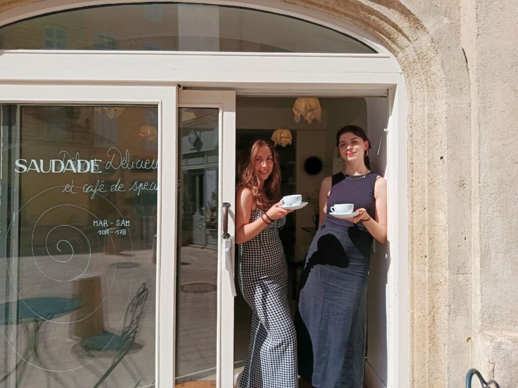 À Aix, Saudade est un coffee-shop lumineux, version méditerranée. On y sirote toute une variété de latte parfumés. En bonus ? Des pâtisseries maison d'exception. (gérantes)