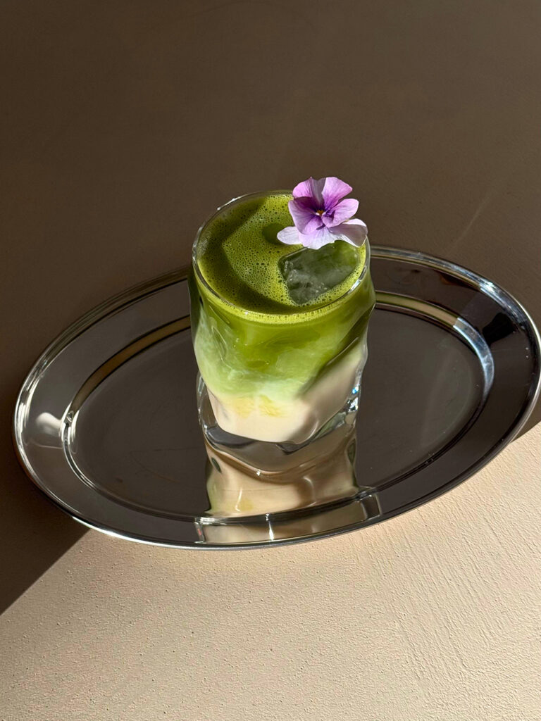 À Aix, Saudade est un coffee-shop lumineux, version méditerranée. On y sirote toute une variété de latte parfumés. En bonus ? Des pâtisseries maison d'exception (matcha)