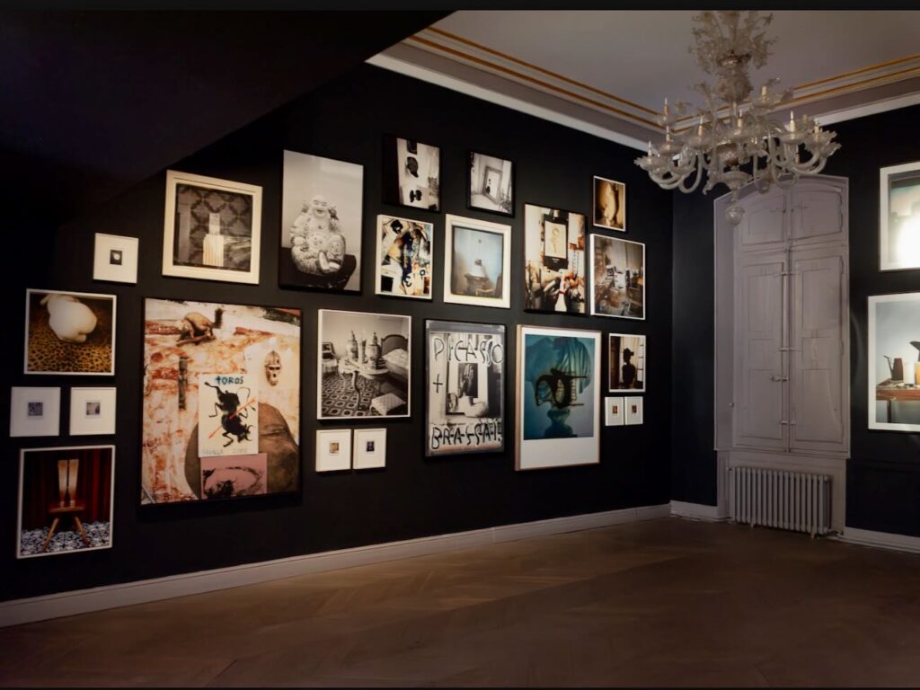 Au centre d’art Gallifet d'Aix-en-Provence, plus de cent images, dont certaines inédites, retracent trente-trois ans du regard unique du photographe François Halard (mur d'images)