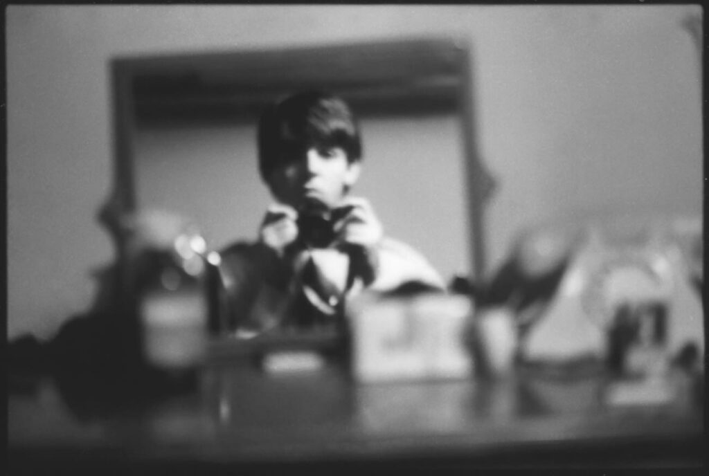 Avec l’exposition "Eyes of the Storm" au Musée Granet d'Aix-en-Provence, découvrez des photographies inédites de Paul McCartney retraçant l’ascension des Beatles et les années 1963-1964 (Autoportrait, Londres, 1963)