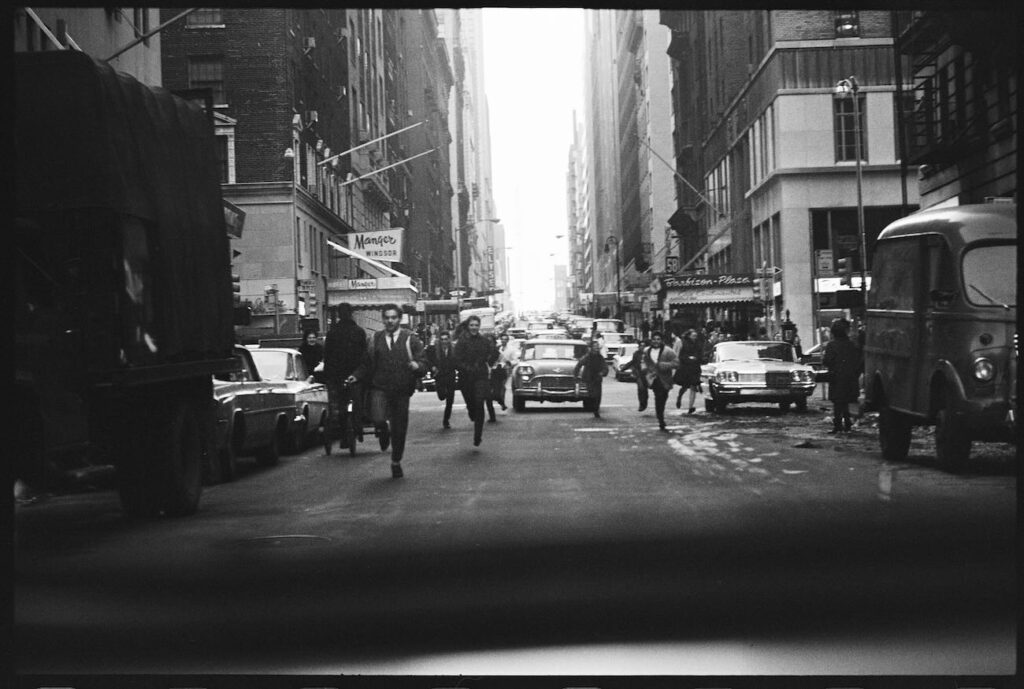 Avec l’exposition "Eyes of the Storm" au Musée Granet d'Aix-en-Provence, découvrez des photographies inédites de Paul McCartney retraçant l’ascension des Beatles et les années 1963-1964 (West 58th Street, à l’intersection de la Sixième Avenue)