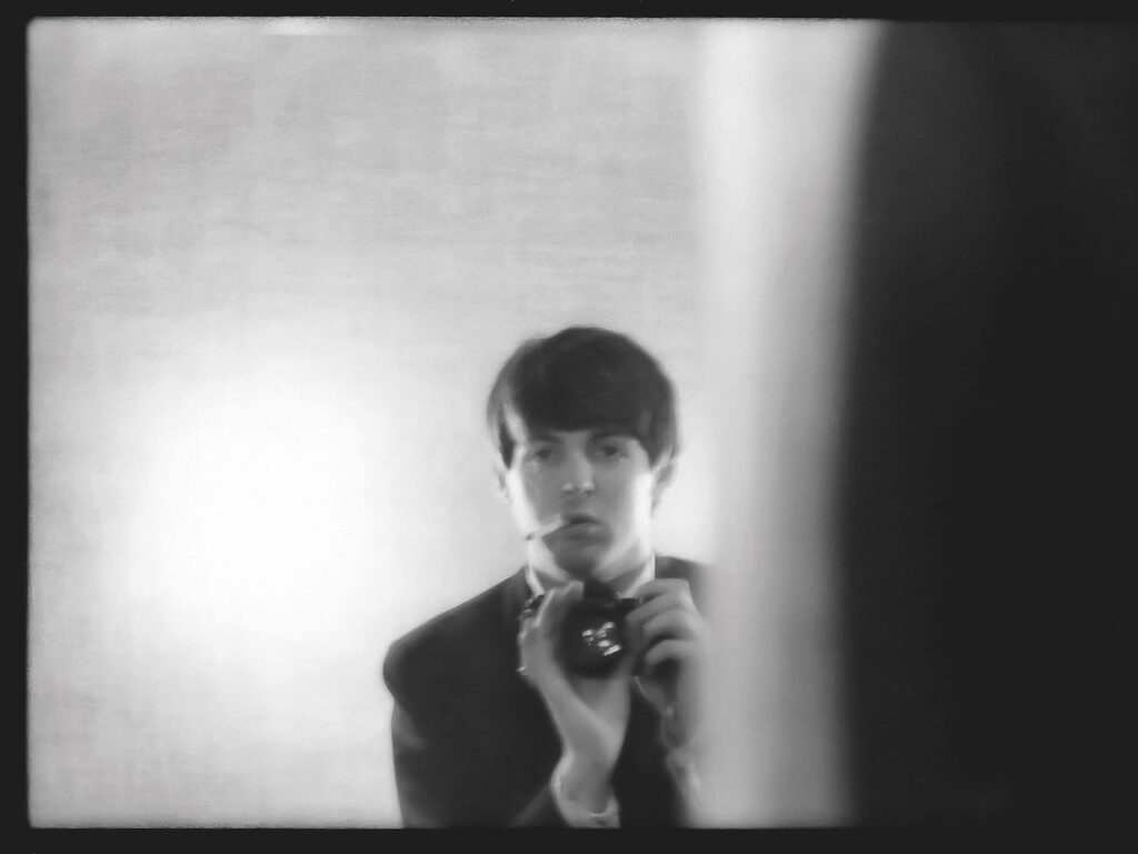 Avec l’exposition "Eyes of the Storm" au Musée Granet d'Aix-en-Provence, découvrez des photographies inédites de Paul McCartney retraçant l’ascension des Beatles et les années 1963-1964 (autoportraits Paris 3)