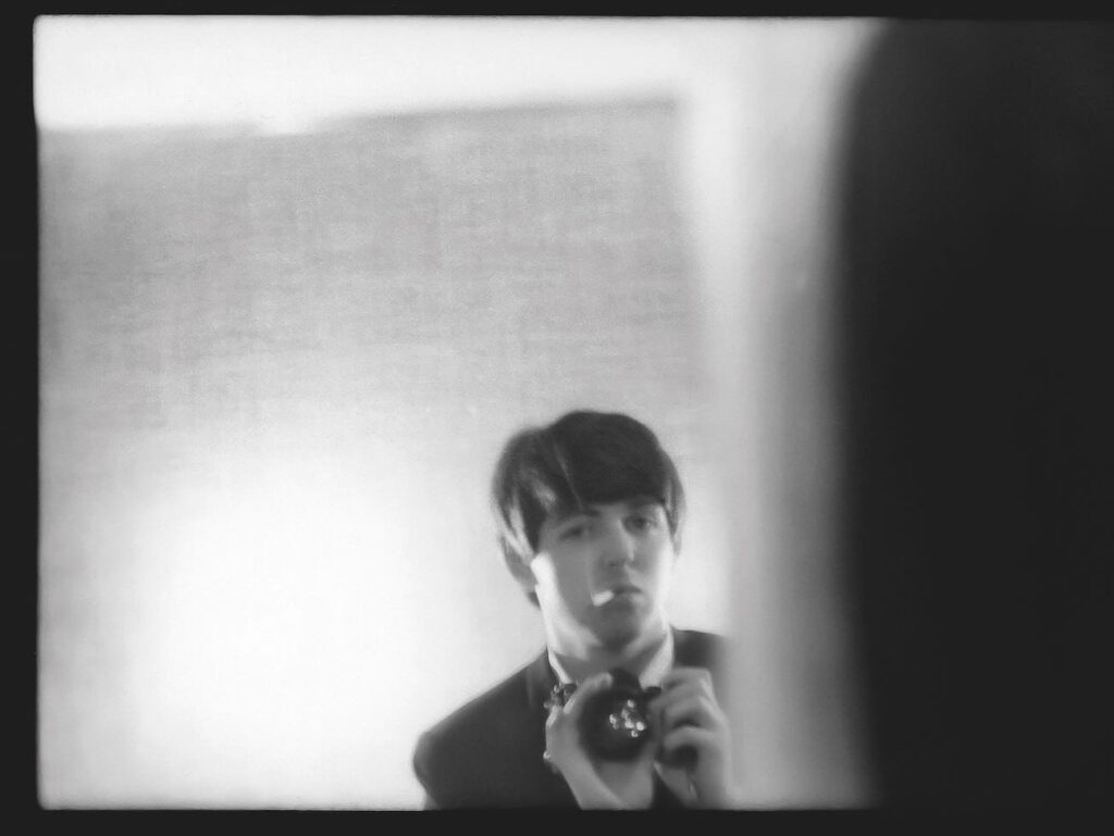 Avec l’exposition "Eyes of the Storm" au Musée Granet d'Aix-en-Provence, découvrez des photographies inédites de Paul McCartney retraçant l’ascension des Beatles et les années 1963-1964 (autoportraits paris 2)