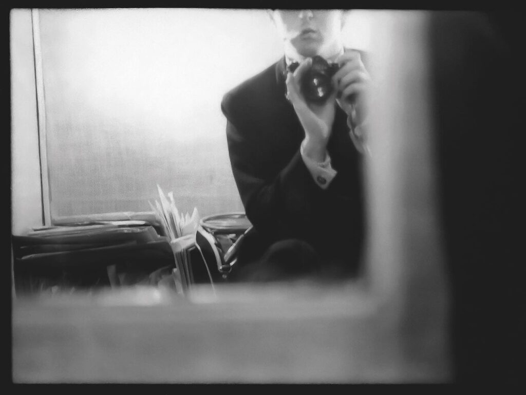 Avec l’exposition "Eyes of the Storm" au Musée Granet d'Aix-en-Provence, découvrez des photographies inédites de Paul McCartney retraçant l’ascension des Beatles et les années 1963-1964 (autoportraits paris 1)