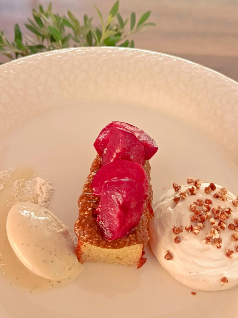 À Cabriès, Racine est un restaurant semi-gastronomique où les produits de saison inspirent une cuisine locale, inventive et profondément ancrée dans le terroir (dessert)