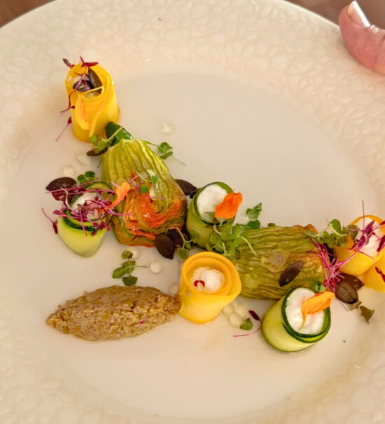 À Cabriès, Racine est un restaurant semi-gastronomique où les produits de saison inspirent une cuisine locale, inventive et profondément ancrée dans le terroir (entrée)