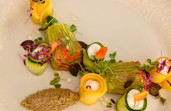 À Cabriès, Racine est un restaurant semi-gastronomique où les produits de saison inspirent une cuisine locale, inventive et profondément ancrée dans le terroir (entrée)