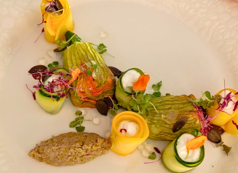 À Cabriès, Racine est un restaurant semi-gastronomique où les produits de saison inspirent une cuisine locale, inventive et profondément ancrée dans le terroir (entrée)