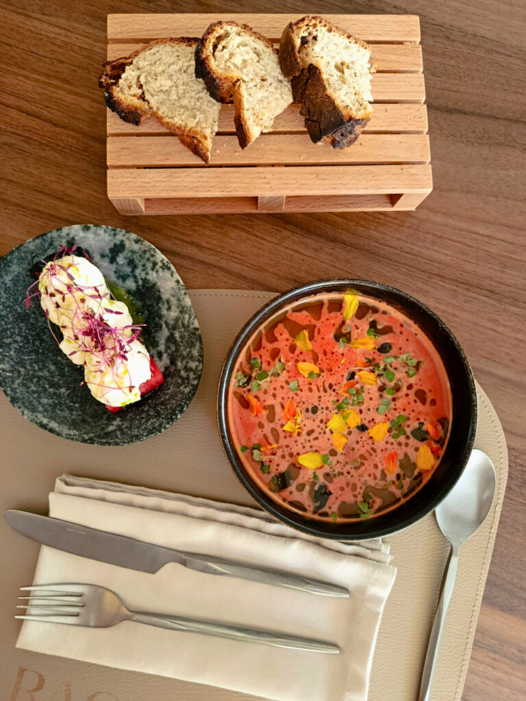 À Cabriès, Racine est un restaurant semi-gastronomique où les produits de saison inspirent une cuisine locale, inventive et profondément ancrée dans le terroir (menu)