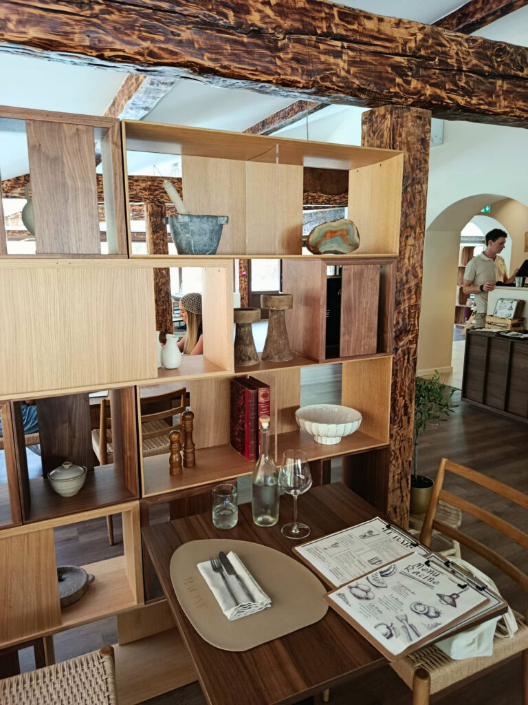 À Cabriès, Racine est un restaurant semi-gastronomique où les produits de saison inspirent une cuisine locale, inventive et profondément ancrée dans le terroir (table)