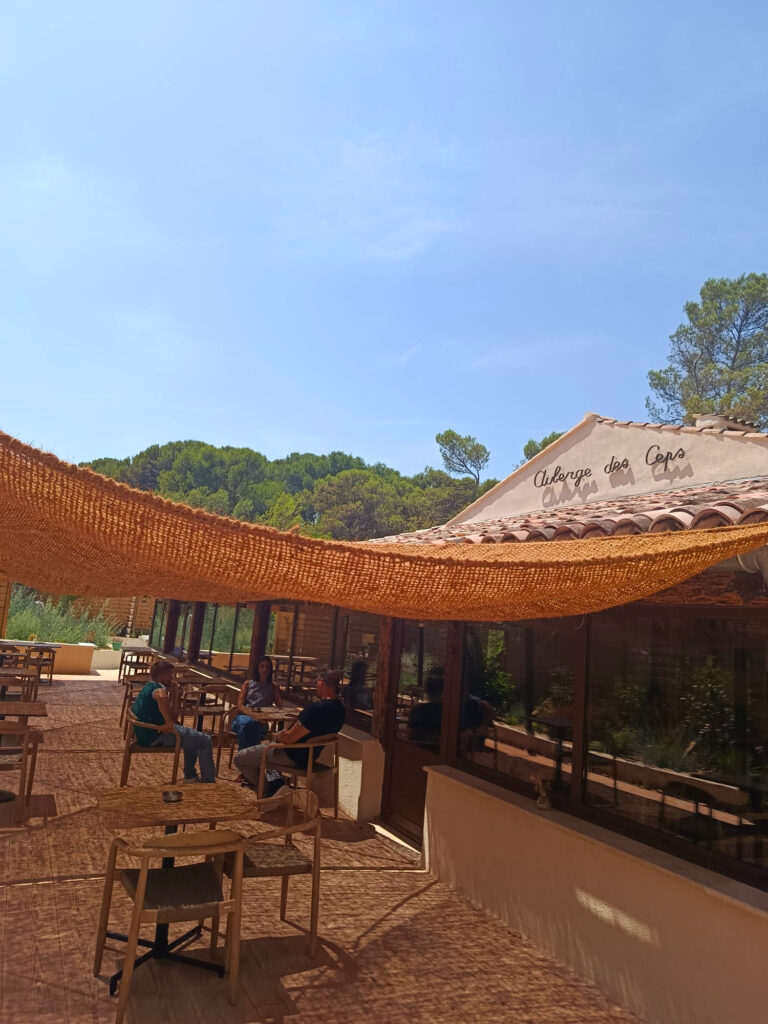 À Cabriès, Racine est un restaurant semi-gastronomique où les produits de saison inspirent une cuisine locale, inventive et profondément ancrée dans le terroir (terrasse)