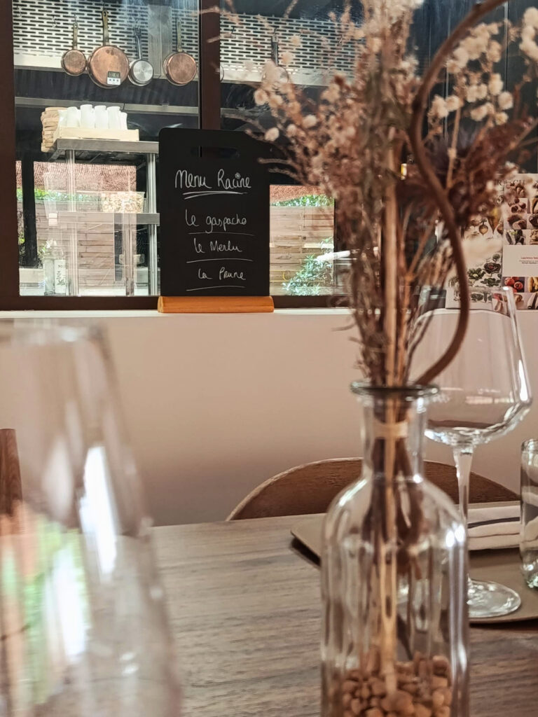 À Cabriès, Racine est un restaurant semi-gastronomique où les produits de saison inspirent une cuisine locale, inventive et profondément ancrée dans le terroir (pancarte)