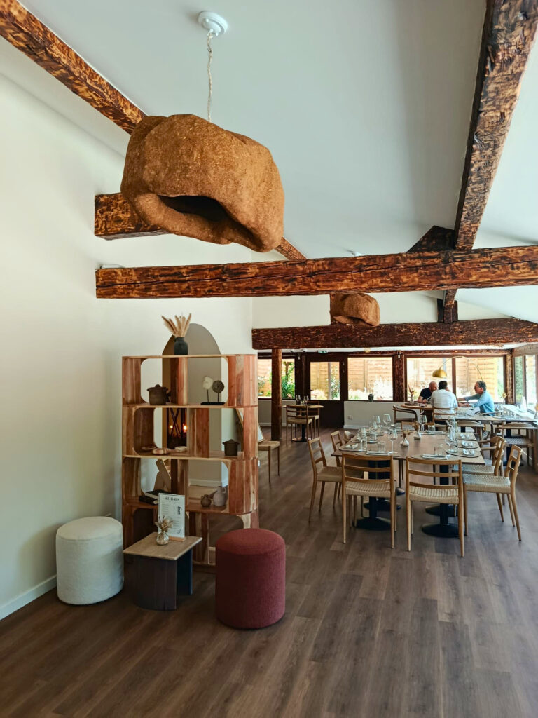 À Cabriès, Racine est un restaurant semi-gastronomique où les produits de saison inspirent une cuisine locale, inventive et profondément ancrée dans le terroir (intérieur)