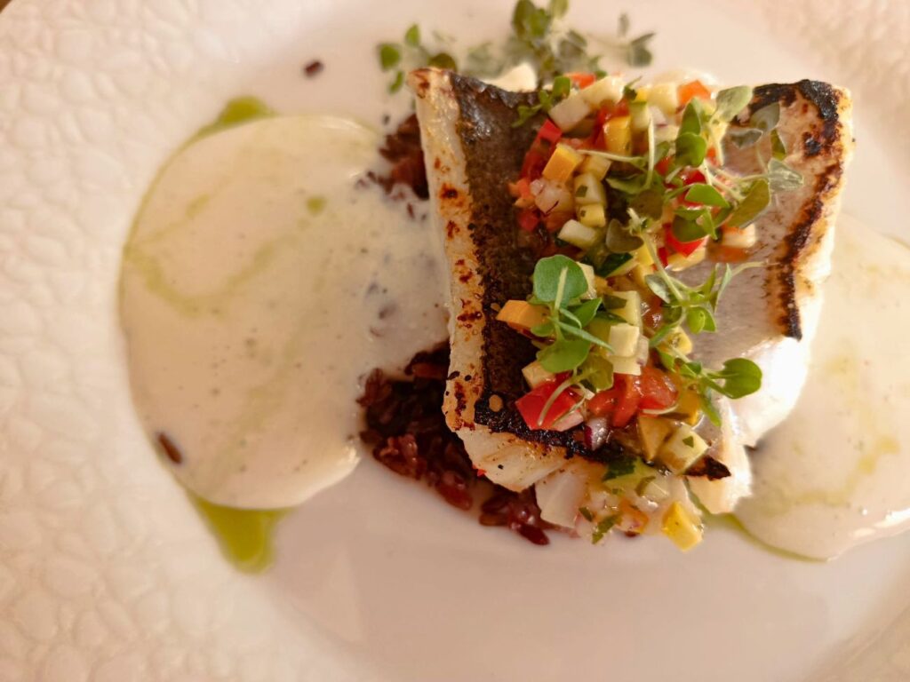 À Cabriès, Racine est un restaurant semi-gastronomique où les produits de saison inspirent une cuisine locale, inventive et profondément ancrée dans le terroir (merlu)