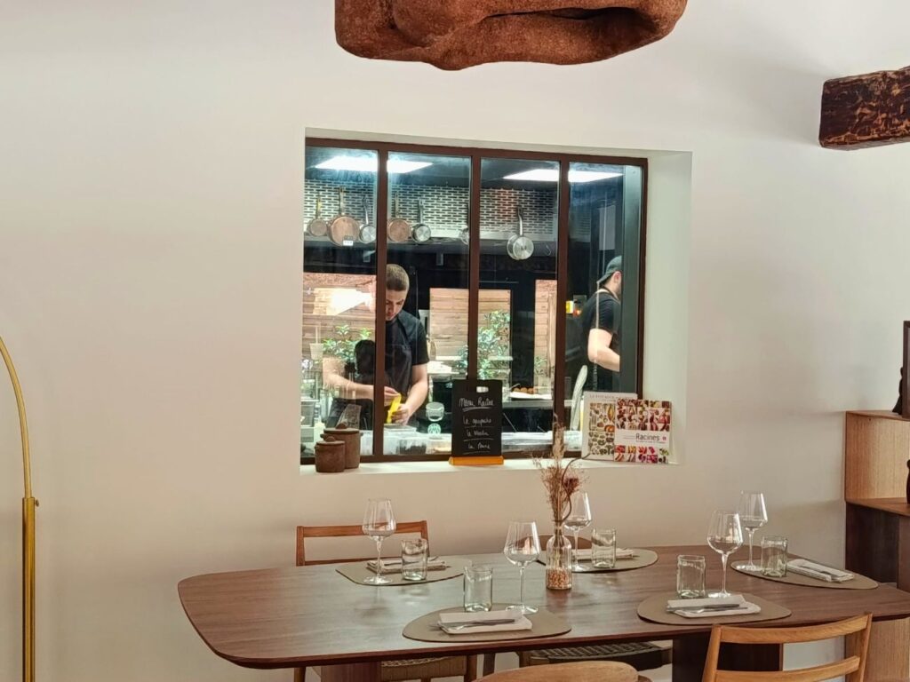 À Cabriès, Racine est un restaurant semi-gastronomique où les produits de saison inspirent une cuisine locale, inventive et profondément ancrée dans le terroir (cuisine)