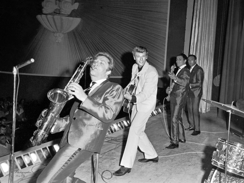 Du 26 août au 1er novembre 2026, l’Hôtel de Boadès remonte le fil de la vie musicale aixoise. À travers plus de 200 photographies du fonds Ely, l’exposition Musiques en Aix fait dialoguer les grandes voix du XXe siècle, les scènes locales et l’évolution du regard photographique (Johnny)