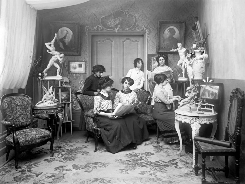 Du 26 août au 1er novembre 2026, l’Hôtel de Boadès remonte le fil de la vie musicale aixoise. À travers plus de 200 photographies du fonds Ely, l’exposition Musiques en Aix fait dialoguer les grandes voix du XXe siècle, les scènes locales et l’évolution du regard photographique.