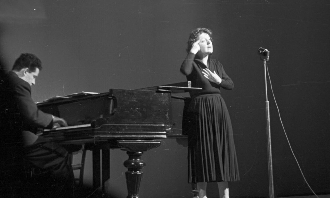 Du 26 août au 1er novembre 2026, l’Hôtel de Boadès remonte le fil de la vie musicale aixoise. À travers plus de 200 photographies du fonds Ely, l’exposition Musiques en Aix fait dialoguer les grandes voix du XXe siècle, les scènes locales et l’évolution du regard photographique 4edith Piaf)