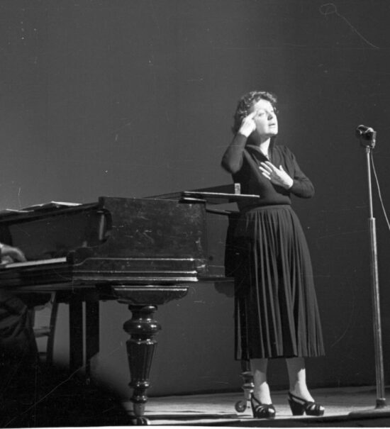 Du 26 août au 1er novembre 2026, l’Hôtel de Boadès remonte le fil de la vie musicale aixoise. À travers plus de 200 photographies du fonds Ely, l’exposition Musiques en Aix fait dialoguer les grandes voix du XXe siècle, les scènes locales et l’évolution du regard photographique 4edith Piaf)