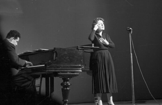 Du 26 août au 1er novembre 2026, l’Hôtel de Boadès remonte le fil de la vie musicale aixoise. À travers plus de 200 photographies du fonds Ely, l’exposition Musiques en Aix fait dialoguer les grandes voix du XXe siècle, les scènes locales et l’évolution du regard photographique 4edith Piaf)