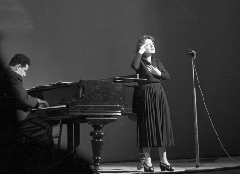 Du 26 août au 1er novembre 2026, l’Hôtel de Boadès remonte le fil de la vie musicale aixoise. À travers plus de 200 photographies du fonds Ely, l’exposition Musiques en Aix fait dialoguer les grandes voix du XXe siècle, les scènes locales et l’évolution du regard photographique 4edith Piaf)